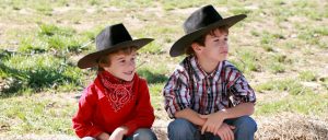criança vestida de cowboy
