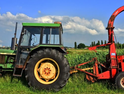 Trator sendo utilizado na produção agrícola para reduzir custos.