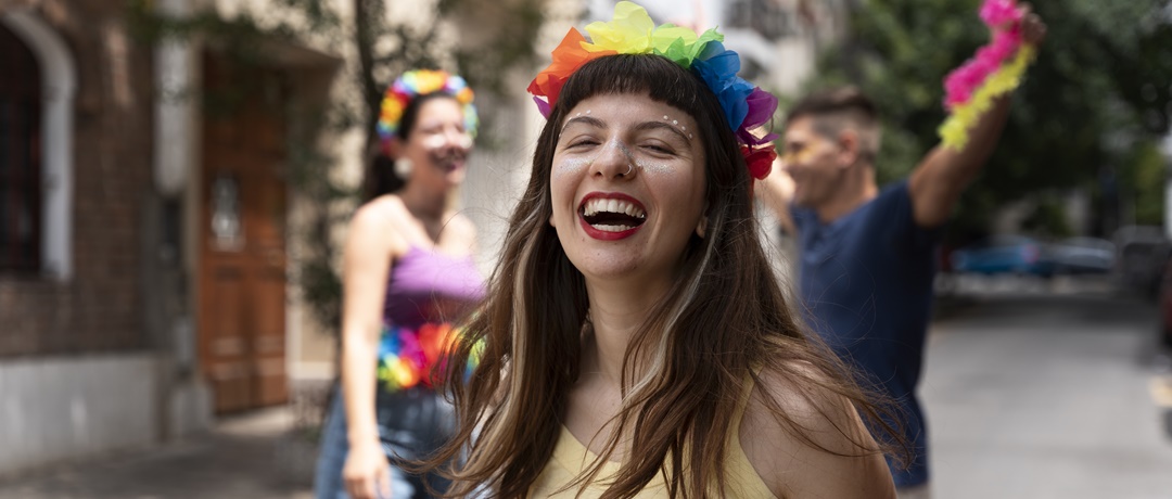 Mulher curtindo uma música country aproveitando o carnaval 2023