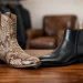 Bota exótica ou couro liso: qual escolher?